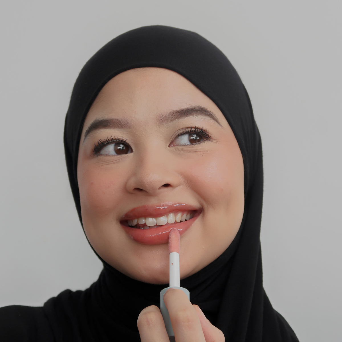 Peptide Glo Lip Oil in Honey Toast worn on model (2 of 4)