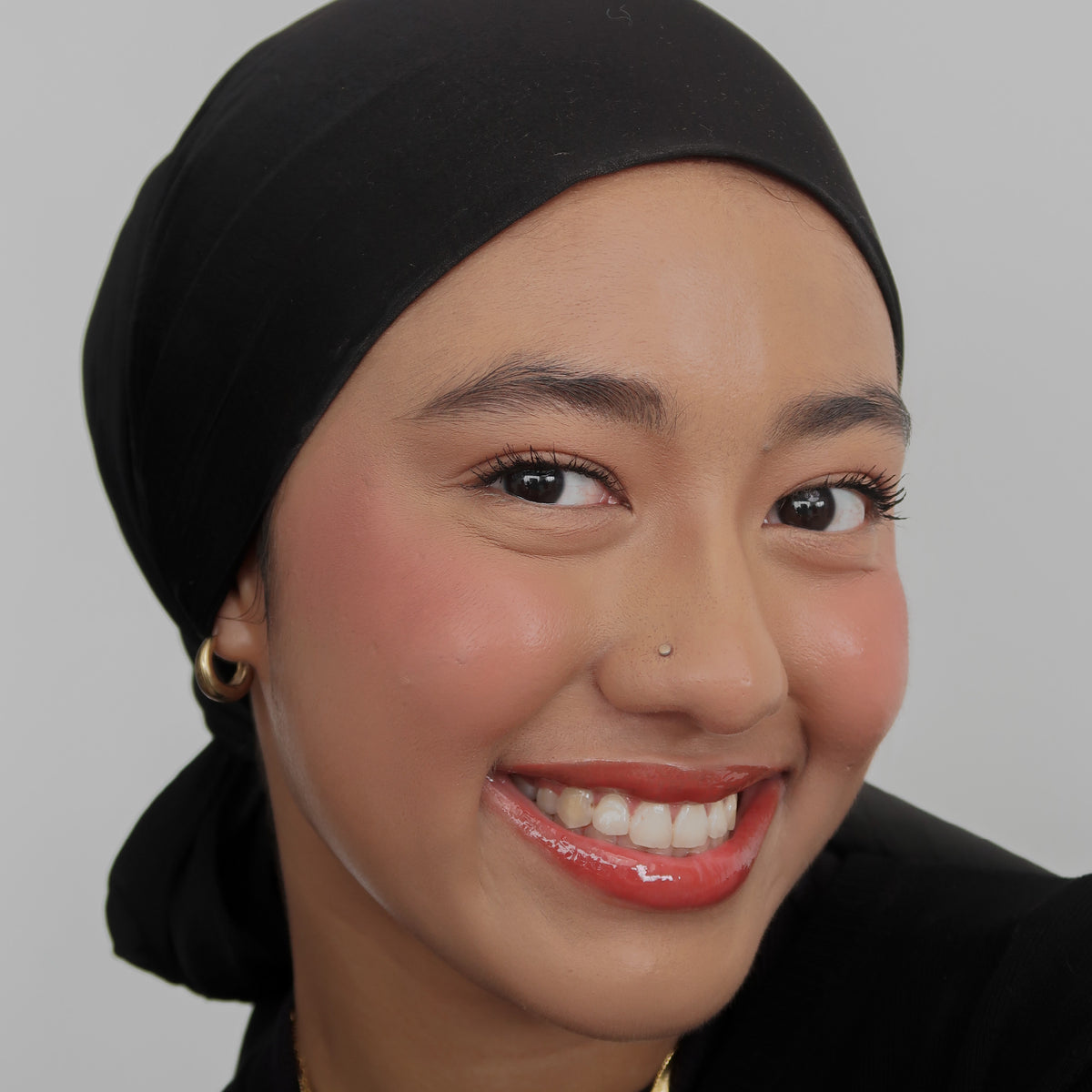 Peptide Glo Lip Oil in Pink Pomelo worn on model (3 of 4)