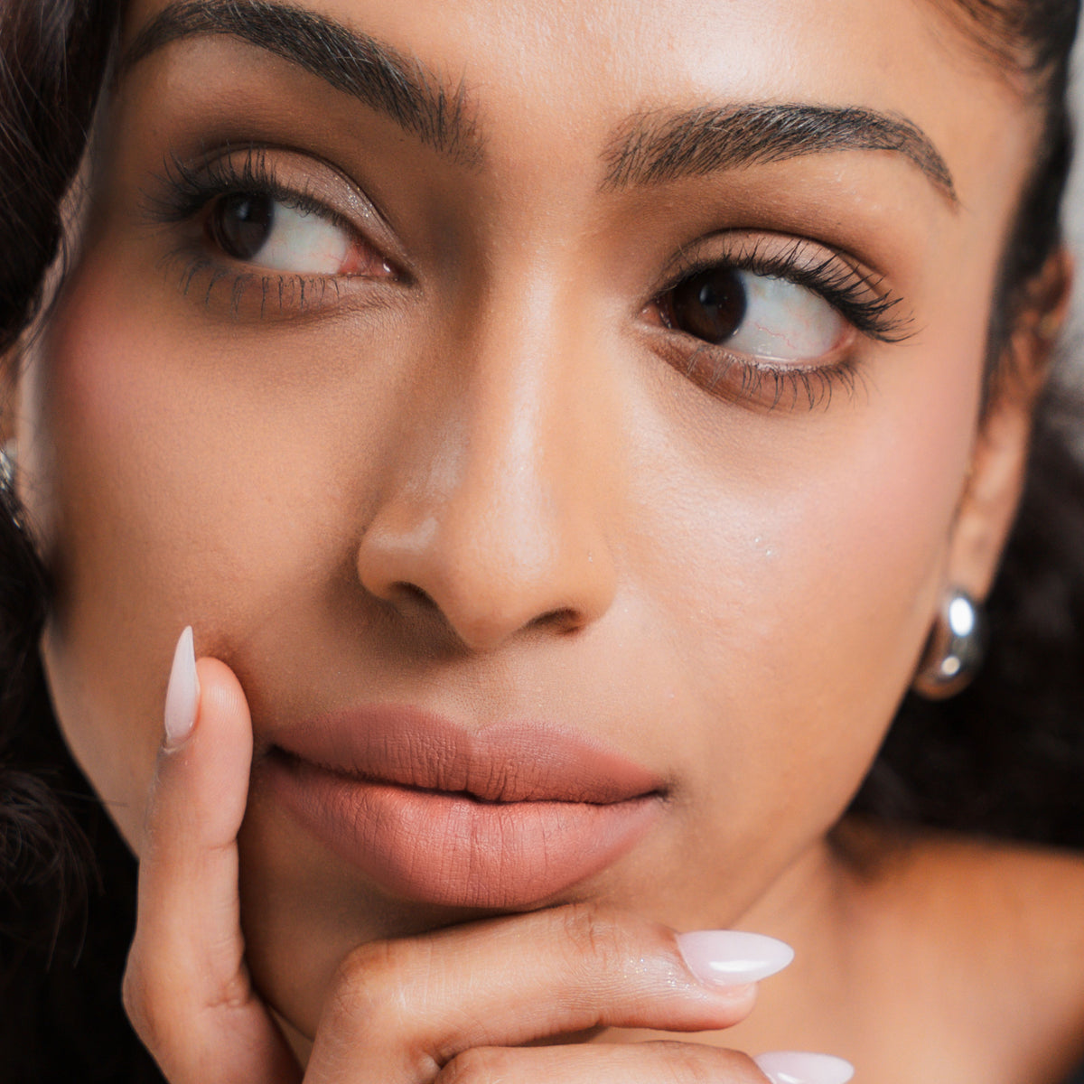 Soft Blur Glide-On Lipstick in Linen on tan skin